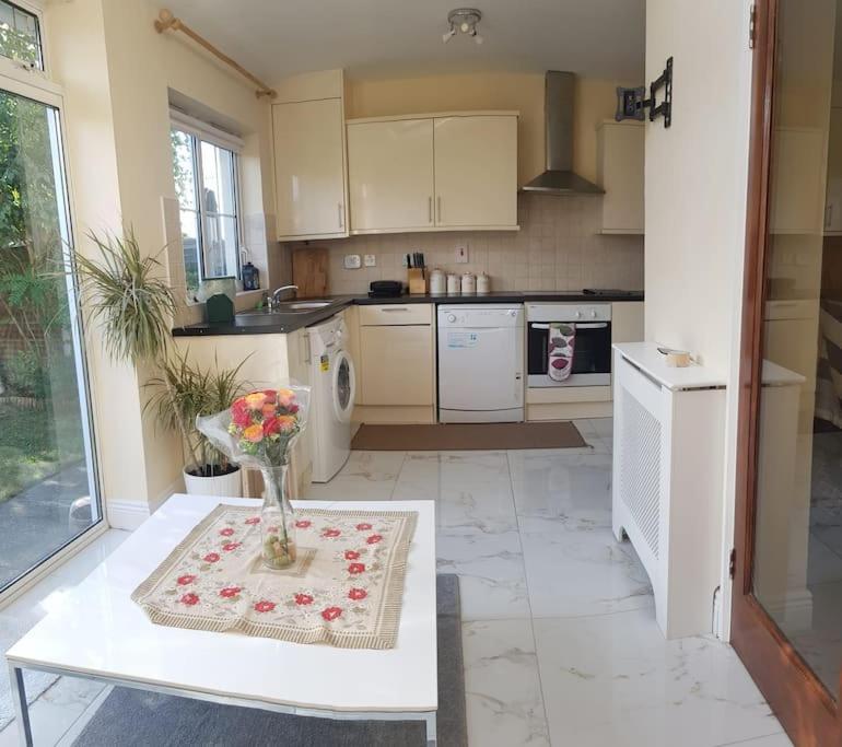 3 Bedroom 3 Bathroom House, Dublin Lucan Eksteriør bilde